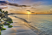 Sonnenuntergang über der Dickenson-Bucht; St. John's, Antigua, Westindien