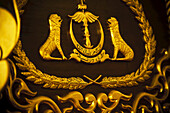 Nahaufnahme des Wappens im Museum für königliche Insignien; Bandar Seri Begawan, Brunei