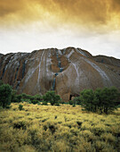 Uluru während des Regens, Zentralaustralien; Nordterritorium, Australien