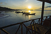 Boote im Hafen bei Sonnenuntergang vor Tui Beach, Insel Koh Rong; Sihanoukville, Kambodscha