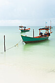 Boote im seichten Wasser vor Tui Beach, Insel Koh Rong; Sihanoukville, Kambodscha