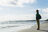 Eine junge Frau steht am Otres-Strand und blickt auf den Golf von Thailand; Sihanoukville, Kambodscha