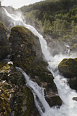 Wasserfall, in der Nähe von Olden; Olden, Sogn Og Fjordane, Norwegen