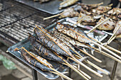 Einige Stäbchen mit einheimischem Fisch vom berühmten Krabbenmarkt von Kep; Kep, Kambodscha