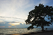 Sonnenuntergang über dem Ozean; Kep, Kambodscha