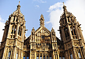 Westminster Abbey gegen den blauen Himmel; London, England