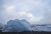Großer Eisbrocken an der Küste in der Nähe der Gletscherlagune von Jokulsarlon; Island