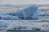 Die Gletscherlagune Jokulsarlon ist voller Eisberge, die an der Südküste Islands darauf warten, ins Meer gespült zu werden; Island