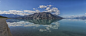 Der Schafberg spiegelt sich im klaren Wasser des Kuane Lake; Yukon, Kanada