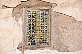 Altes Fenster in zerstörten Mauern; Al Haouz, Marokko