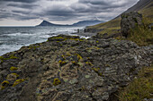 Der Atlantische Ozean trifft auf die Strandir-Küste, die in den Westfjorden im Nordwesten von Island liegt; Island
