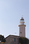 Weißer Leuchtturm gegen einen blauen Himmel; Paphos, Zypern