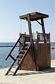 Hölzerne Rettungsschwimmerstruktur am Wasser; Paphos, Zypern