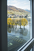 Blick aus einem Fenster auf den überfluteten Lago Maggiore; Locarno, Tessin, Schweiz