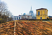 Hausdach und Mailänder Dom in der Ferne; Mailand, Lombardei, Italien