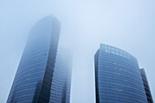 Wolkenkratzer im Nebel im Geschäftsviertel, Porta Nuova; Mailand, Lombardei, Italien