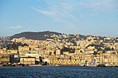 Boote im Hafen und Gebäude am Ufer; Genua, Ligurien, Italien