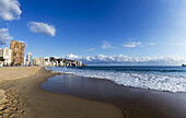 Wellen rollen in den Sand entlang der Küste; Benidorm, Spanien