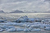 Die Gletscherlagune Jokulsarlon ist voller Eisberge, die an der Südküste Islands darauf warten, ins Meer gespült zu werden; Jokulsarlon, Island