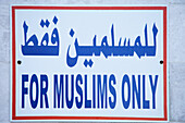 Schild "Nur für Muslime", Lawatiya-Viertel; Mutrah, Muscat, Oman