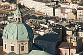 Blick von der Burg über die Dächer der Stadt mit der Kuppel des Doms, die die anderen Gebäude überragt; Salzburg, Österreich