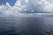Schiff in der Ferne auf dem Pazifischen Ozean gesehen; Tahiti