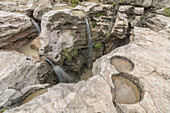 Einzigartig geschnitzte Felsen um einen Wasserfall im Toro Toro Nationalpark; Bolivien