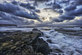 Riesige Wellen brechen an den Ufern von Dyrholaey, entlang der südlichen Küste Islands; Island