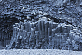 Sechseckige Basaltsäulen erheben sich aus der Erde in der Nähe der Strände von Vik; Island