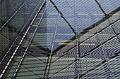 Reflektionen der Gitterarbeiten im Atrium des 6 More London Place am Südufer; London, England