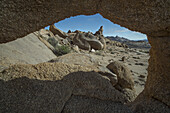 Blick durch ein Loch in den Felsen auf die Landschaft des Richtersveld-Nationalparks; Südafrika