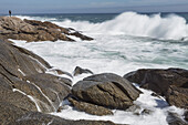 Eine Person fotografiert große Wellen entlang der Südküste Südafrikas im Namakwaland-Nationalpark; Südafrika