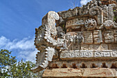Schlangenkopf mit menschlichem Gesicht, Der Palast, Labna, Maya-Ruinen; Yucatan, Mexiko