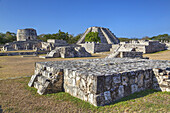 Runder Tempel (hinten, links), Castillo De Kukulcan (hinten, rechts), Mayapan Maya-Ausgrabungsstätte; Yucatan, Mexiko