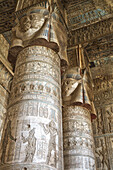 Säulen mit dem Kopf der Hathor, Hypostylhalle, Tempel der Hathor; Dendera, Ägypten