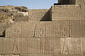 Bas-Reliefs ägyptischer Götter, Tempel von Haroeris und Sobeck; Kom Ombo, Ägypten