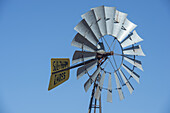 Windmühle vor klarem blauen Himmel; Namibia