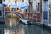 Gebäude, die sich im ruhigen Wasser des Kanals spiegeln; Venedig, Italien