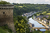 Festung Steinmauer Türmchen mit Blick auf Riverside Treed Valley Stadt mit Steinbrücke; Dinan, Bretagne, Frankreich