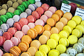 Nahaufnahme von bunten Makronen in einer Bäckerei Vitrine; Dinan, Bretagne, Frankreich