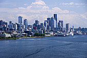 Seattle Waterfront, Riesenrad und Oceania-Kreuzfahrtschiff entlang der Küste; Seattle, Washington, Vereinigte Staaten von Amerika