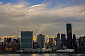 Sonnenuntergang hinter den Vereinten Nationen; New York City, New York, Vereinigte Staaten Von Amerika