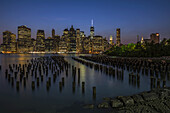 Manhattan Skyline bei Dämmerung, Brooklyn Bridge Park; Brooklyn, New York, Vereinigte Staaten Von Amerika