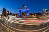 Grand Army Plaza in der Abenddämmerung; Brooklyn, New York, Vereinigte Staaten Von Amerika