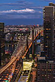 Queensboro (59th Street) Bridge in der Abenddämmerung; New York City, New York, Vereinigte Staaten Von Amerika