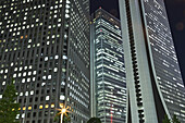 Nachts beleuchtete Wolkenkratzer; Tokio, Japan