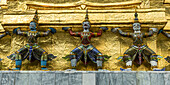 Drei Statuen entlang einer goldenen Wand, Tempel des Smaragdbuddhas (Wat Phra Kaew); Bangkok, Thailand