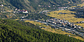 Fluss und Gebäude im Paro-Tal mit Blick auf den Rinpung Dzong; Paro, Bhutan