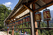 Gebetsmühlen und Gebetsfahnen entlang des Taktsang-Pfads; Paro, Bhutan