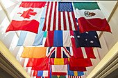 Hängende Flaggen aus verschiedenen Ländern, Southern Methodist University; Dallas, Texas, Vereinigte Staaten von Amerika